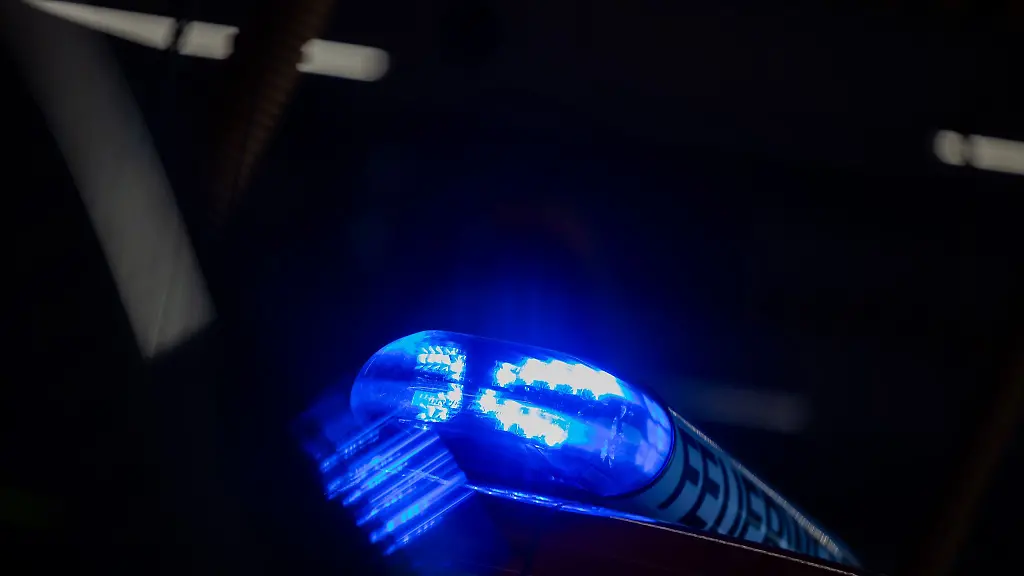 Ein-Blaulicht-leuchtet-auf-einem-Feuerwehrwagen