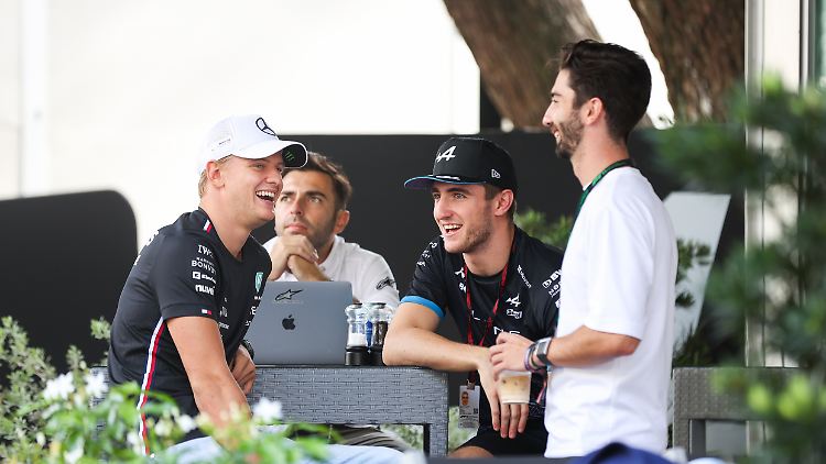 Mick Schumacher (l.) ist immer nur als Testfahrer dabei.