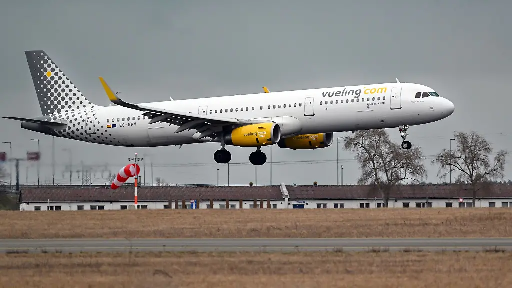 Ein-Airbus-A321-231-der-Fluggesellschaft-Vueling-landet-auf-dem-Flughafen