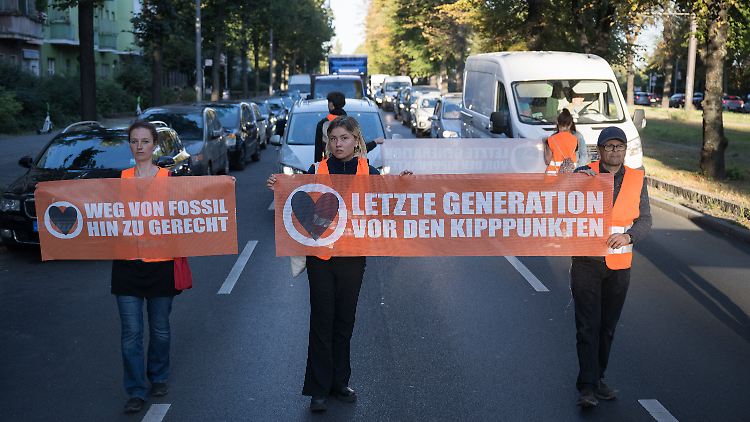 So sieht eine "Laufblockade" aus: Mitglieder der Letzten Generation in Aktion.