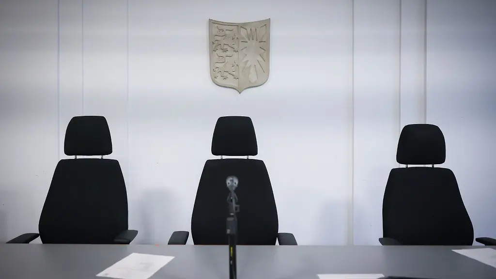 Blick-auf-die-Richterbank-in-einen-leeren-Sitzungssaal-im-Landgericht-Kiel