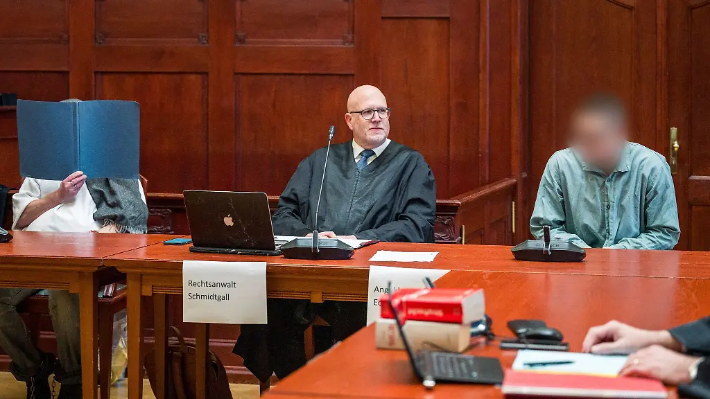 Die-Angeklagte-l-r-Alexander-Schmidtgall-Rechtsanwalt-und-der-Angeklagte-sitzen-vor-Beginn-der-Verhandlung-im-Verhandlungssaal-im-Landgericht-Bayreuth