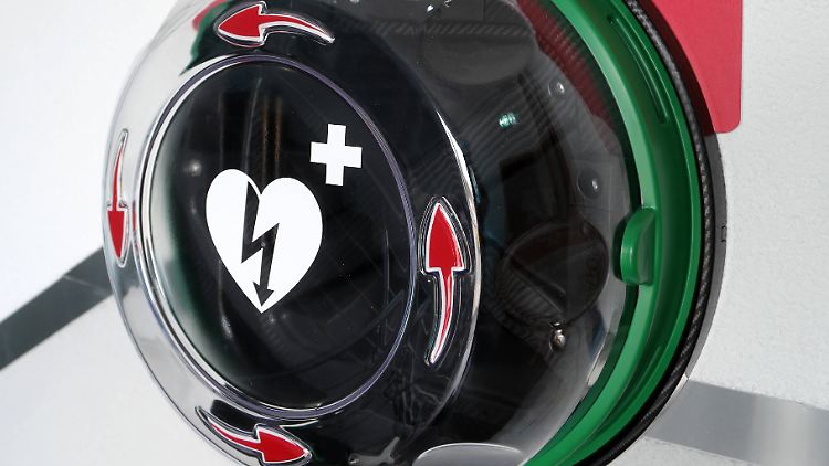 Hilfe im Notfall bei Herzinfarkt beziehungsweise -stillstand: Defibrillatoren hängen mittlerweile auch in öffentlichen Gebäuden.