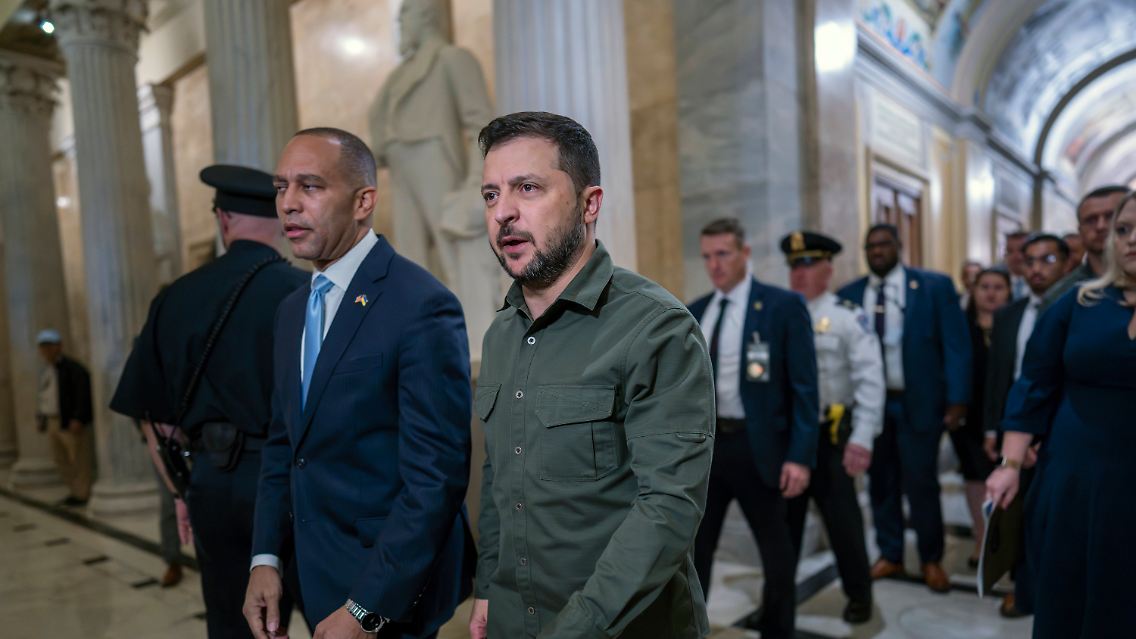 Hakeem Jeffries, Minderheitenführer des Repräsentantenhauses (links), hat den ukrainischen Präsidenten Wolodymyr Selenskyj im Kapitol begrüßt.