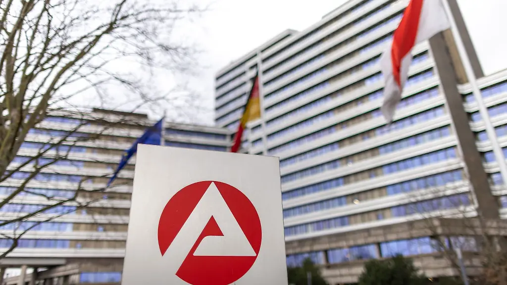 Das-Logo-der-Bundesagentur-fuer-Arbeit-vor-der-Zentrale-in-Nuernberg