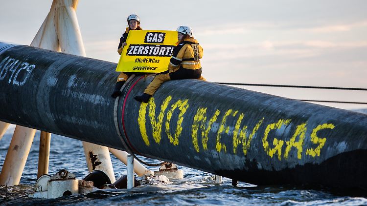Umweltschutzaktivisten von Greenpeace besetzen eine Pipelineröhre des Verlegeschiffs "Castoro 10". 
