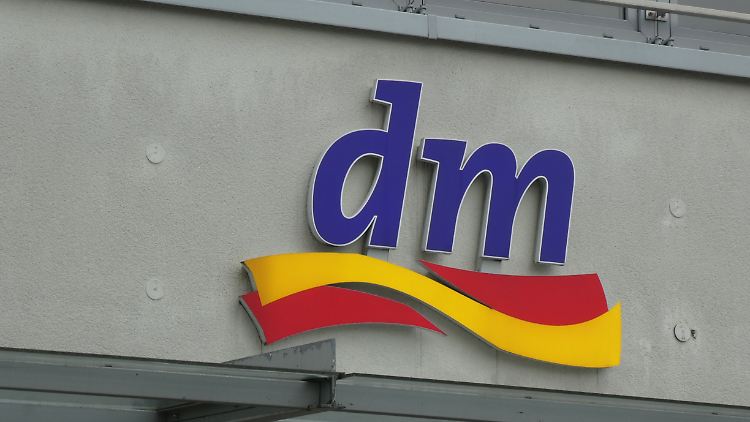 dm zahlt seinen 50.000 Beschäftigten einen Inflationsausgleich von einmalig 450 Euro für Auszubildende und 650 Euro für Vollbeschäftigte.