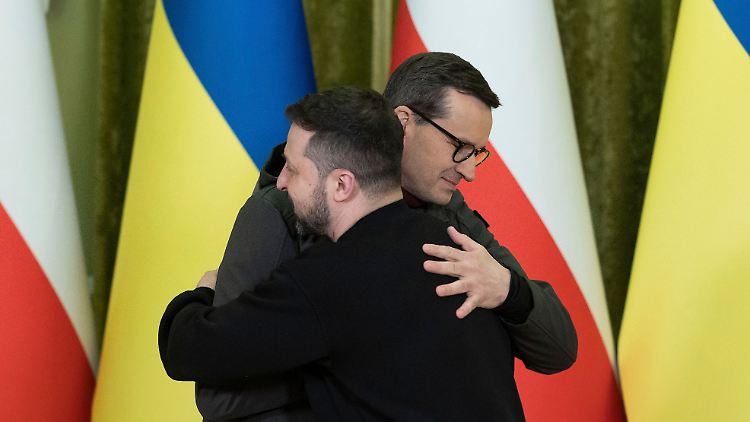 Eine Geste aus der Vergangenheit: Polens Regierungschef Morawiecki und der ukrainische Präsident Selenskyj umarmen einander im Februar.