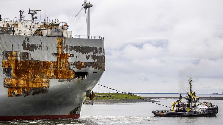 Die Schleppaktion des beschädigten Frachters "Fremantle Highway" von Eemshaven nach Rotterdam soll rund 36 Stunden dauern.