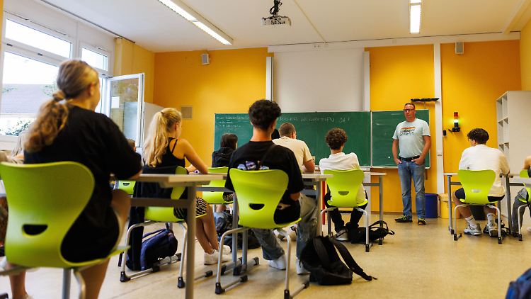 Etwa jede zehnte Schule profitiert laut Bildungsministerin Stark-Watzinger von der Förderung.