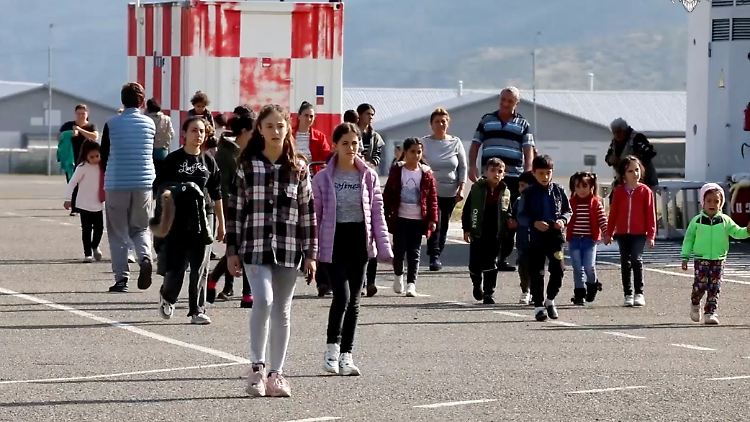 Viele aus Berg-Karabach geflüchtete Armenier kommen zunächst auf einer russischen Militärbasis unter. Von dort könnte es weitergehen nach Armenien.