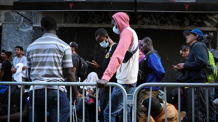 Neu angekommene Migranten warten im August vor dem Roosevelt Hotel in New York City.