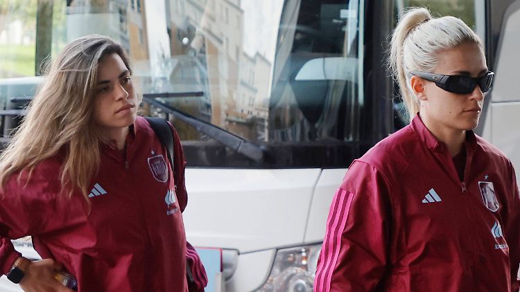 Alexia Putellas (r.) und ihre spanischen Kolleginnen sind sehr erschöpft.