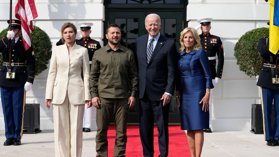 Der ukrainische Staatschef Wolodymyr Selenskyj zusammen mit seiner Ehefrau Olena Selenska und dem US-Präsident Joe Biden und First Lady Jill Biden.