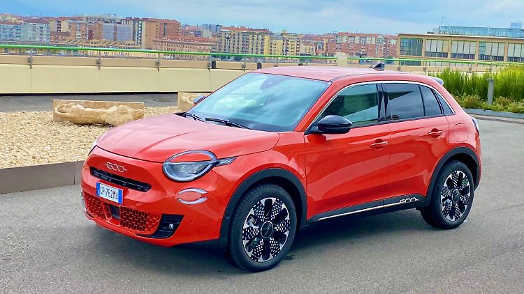 Die geschlossene Front (weist auf ein E-Fahrzeug hin) mit Kindchenschema-Gesicht sorgt dafür, dass der 
Fiat 600e sympathisch auftritt.