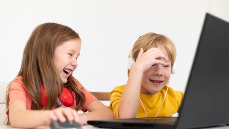 Fachleute haben in einer Leitlinie klare Vorgaben zur Bildschirmzeit für Kinder jeden Alters gemacht. 