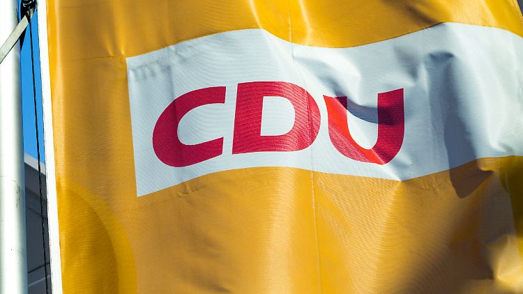 Bislang dominierte bei der CDU ein kräftiges Orange. Jetzt ist sie schwarz, schwarz, schwarz. Und türkis.