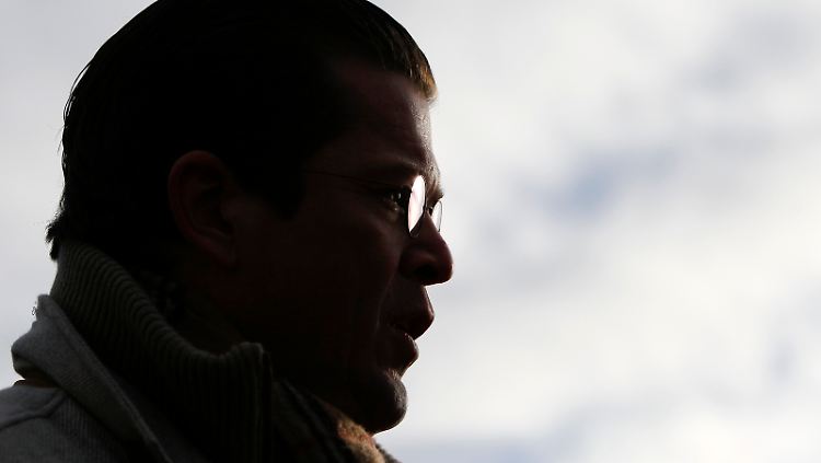 Unter Druck: Guttenberg gibt sich als schneidiger Krisenmanager und fährt doch nur eine Salamitaktik.