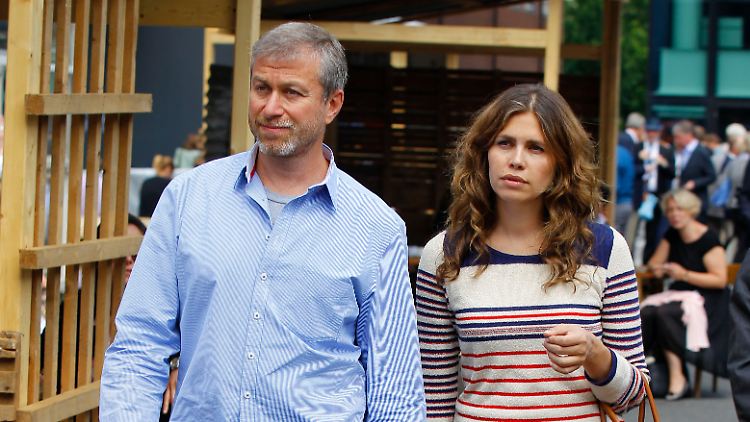 Oligarch Roman Abramowitsch vor zehn Jahren mit seiner damaligen Partnerin Daria Schukowa, an die über eine Treuhandgesellschaft ein Teil der Vermögenswerte übertragen worden sein soll.