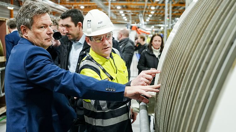 In Norwegen besuchte Wirtschaftsminister Habeck ein Unternehmen, das grünen Wasserstoff produziert. International spielt die Musik jedoch woanders. 