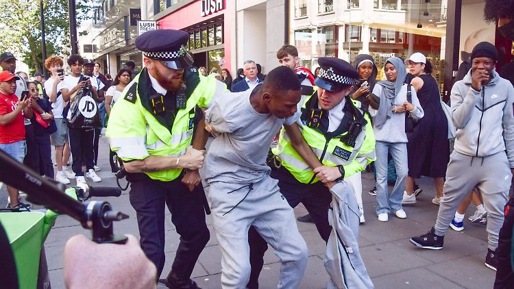 Im August kam es auf der Londoner Oxford-Street zu einem Polizeieinsatz, nachdem sich dort mehrere Jugendliche angeblich zu einem Massenladendiebstahl verabredet hatten.