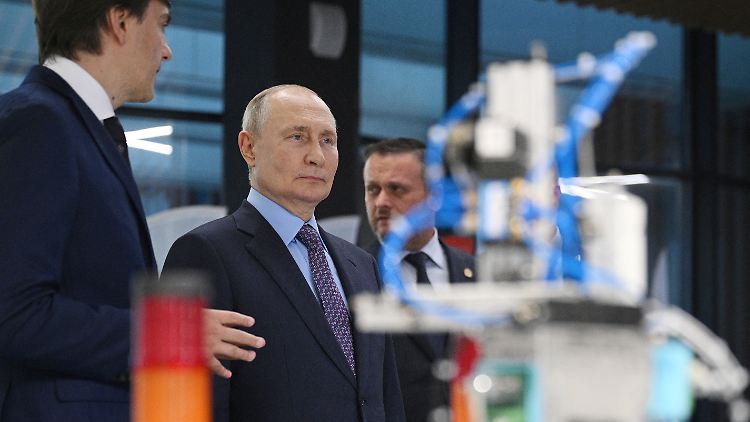 Boris Bondarew schlägt vor, dass Oligarchen Sanktionen entgehen können, wenn sie "schriftlich geloben, den Krieg, Putin und sein Regime zu verurteilen", und zudem den Wiederaufbau der von Russland zerstörten Ukraine unterstützen.