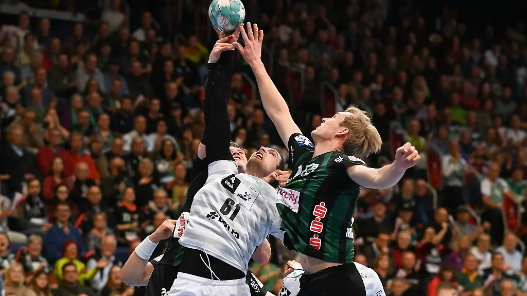Kiels-Hendrik-Pekeler-l-kaempft-mit-Hannovers-Marian-Michalczik-um-den-Ball