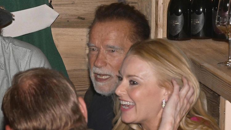 Machten es sich im Marstall-Festzelt gemütlich: Arnold Schwarzenegger und Heather Milligan.