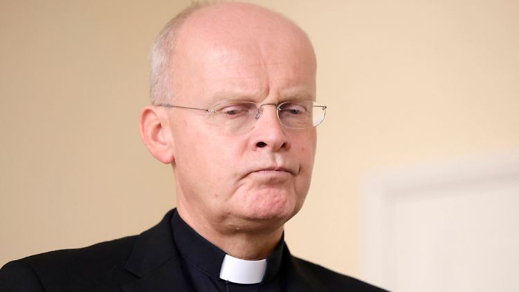 Zerknirscht: Bischof Franz-Josef Overbeck gesteht Fehler beim Umgang mit den Missbrauchsvorwürfen gegen Kardinal Franz Hengsbach ein. 