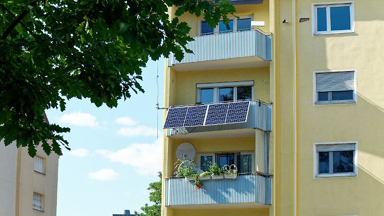 Steckerfertige Balkonkraftwerke sind einfach zu installieren. Welche Punkte sollten vor dem Kauf beachtet werden?