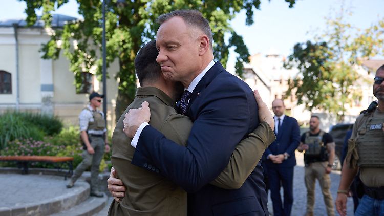 Polens Präsident Duda umarmt bei einem Ukraine-Besuch im Juli seinen Amtskollegen Selenskyj.