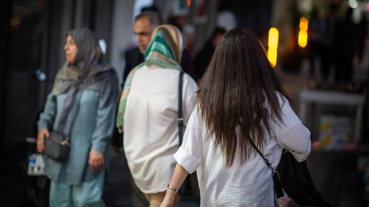 Iranische Frauen haben es einfach satt, sich sagen zu lassen, wie sie leben sollen.