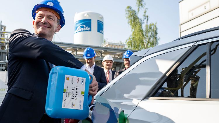 Die neuen Pläne der EU-Kommission zu E-Fuels dürften Bundesverkehrsminister Wissing nicht mehr derart strahlen lassen. 