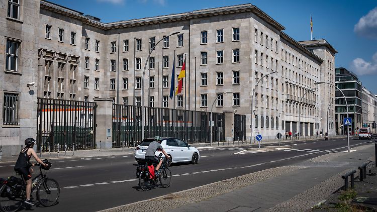 Das Bundesfinanzministerium in Berlin. Sogenannte Ausgabenreste wurden zwar bewilligt, aber nicht verwendet.