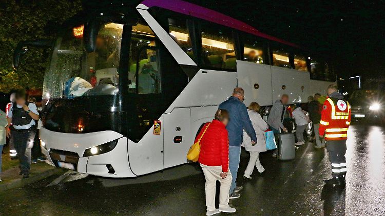 Polizei und DRK kümmerten sich um die Reisenden.