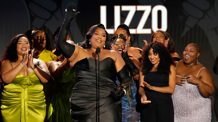 Trotz der Vorwürfe erhielt Lizzo (M.) am Donnerstag den Quincy Jones Humanitarian Award in Los Angeles.