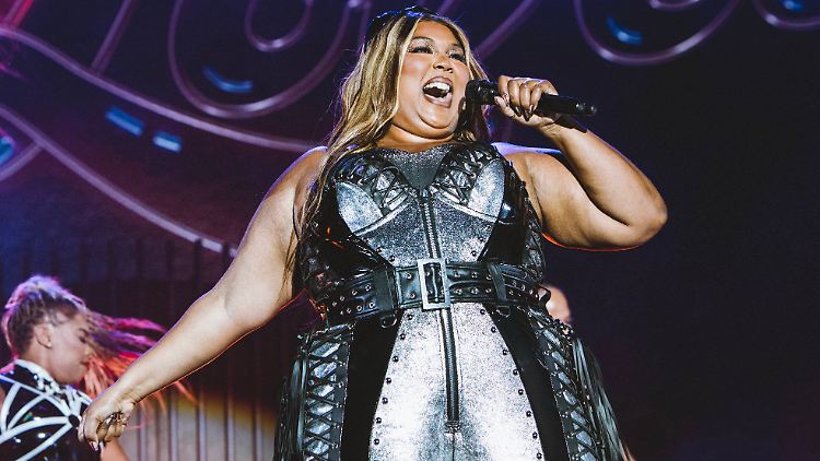 Lizzo wird von ehemaligen Angestellten unter anderem vorgeworfen, ein "feindseliges Arbeitsumfeld" geschaffen zu haben.