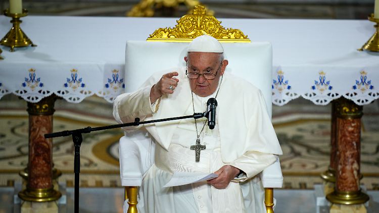 "Gewöhnen wir uns nicht daran, Schiffbrüche als Schlagzeilen und die Toten auf See als bloße Zahl zu betrachten", mahnte der Papst.