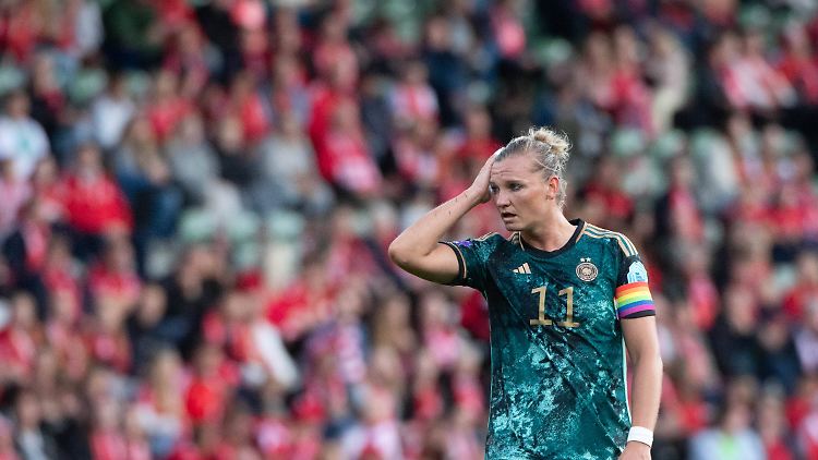 Alexandra Popp und ihre DFB-Kolleginnen verloren auch das erste Spiel nach dem WM-Debakel.