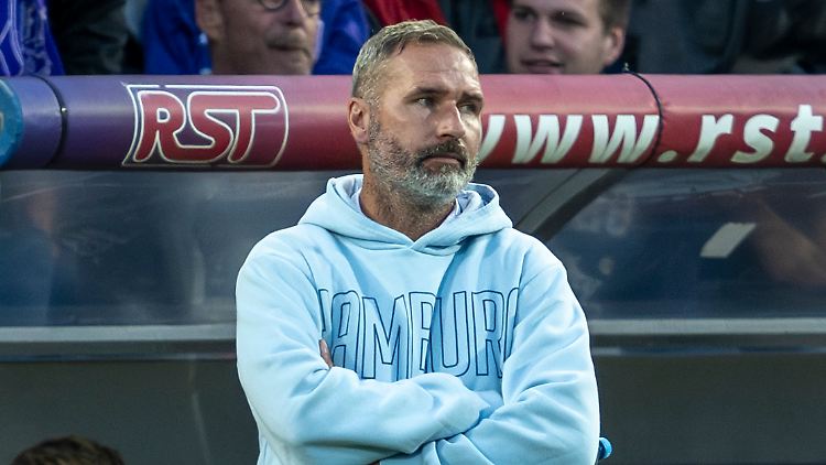 HSV-Trainer Tim Walter kann es nicht fassen.