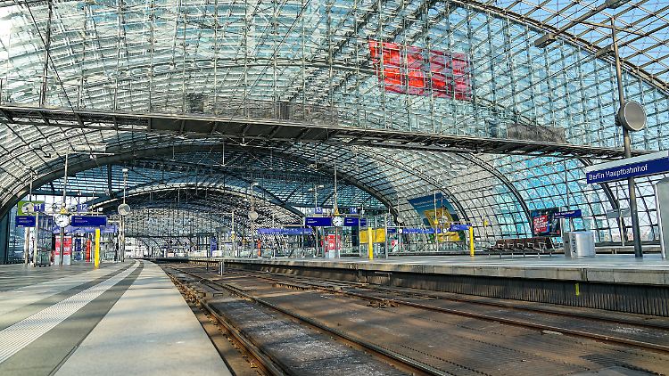 Die Planungen beziehen sich auf die vier Regional- und Fernbahngleise im oberen Teil des Bahnhofs, in denen sich - wenn nicht gerade gestreikt wird - oft eng an eng Reisende tummeln.