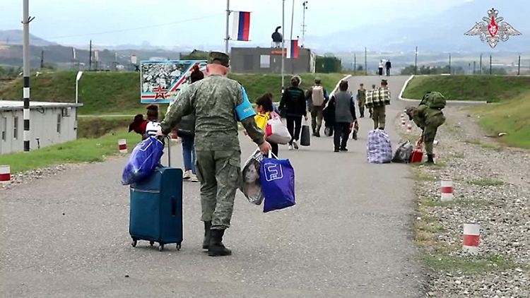 Ein russischer Soldat hilft in einem Lager für Geflüchtete. Russland war lange Schutzmacht der Karabach-Armenier.