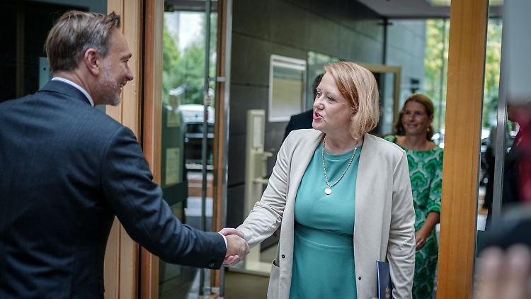 Die Kindergrundsicherung ist eines der Prestigeprojekte der Grünen in der Bundesregierung, monatelang hatten Paus und Lindner über die Finanzierung verhandelt. 