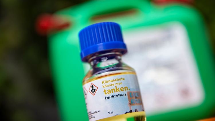 Kostbarer Energieträger: Ob E-Fuels einen Beitrag zu einem klimaneutralen Transportsektor leisten könnten, ist vor allem wegen er hohen Herstellungskosten umstritten.  