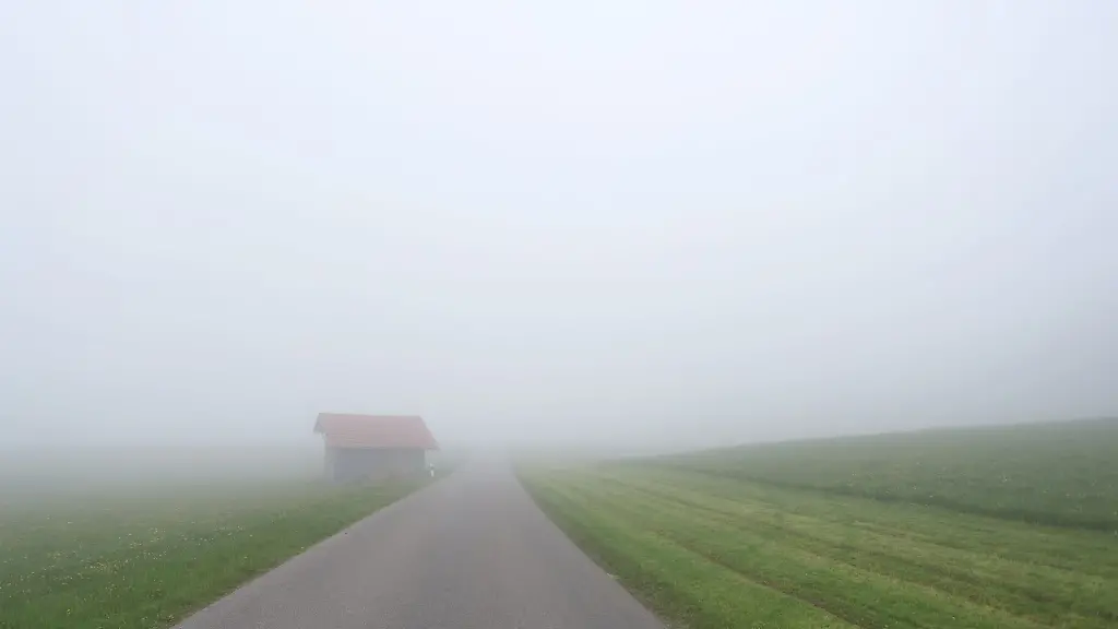 Eine-Landstrasse-bei-Stoetten-liegt-am-fruehen-Morgen-im-Nebel