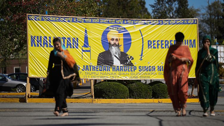 Ein Foto des getöteten Hardeep Singh Nijjar auf einem Transparent vor dem Sikh-Kulturzentrum "Guru Nanak Sikh Gurdwara Sahib" .