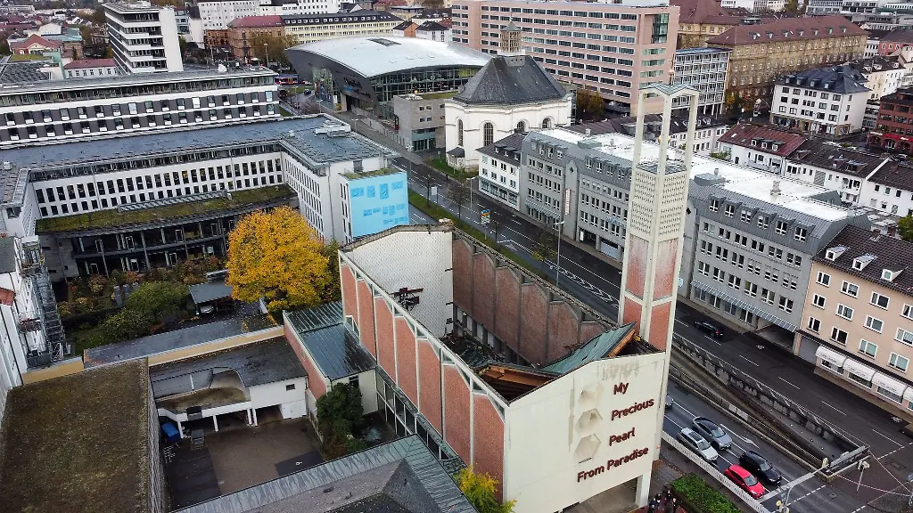 Blick-auf-das-eingestuerzte-Dach-der-Elisabethkirche-in-Kassel