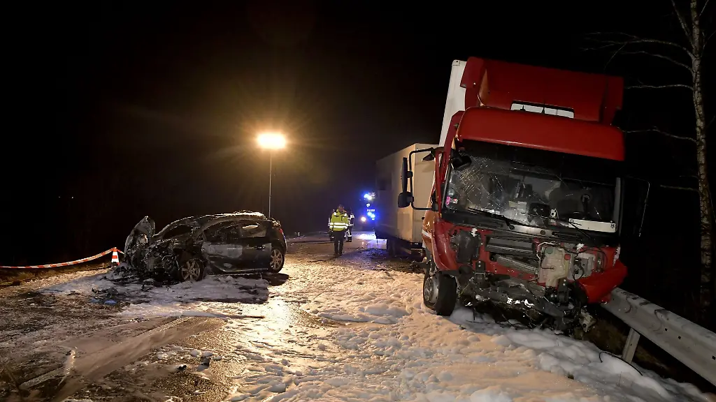EInsatzkraefte-sind-an-der-Unfallstelle-an-der-B85-im-Einsatz