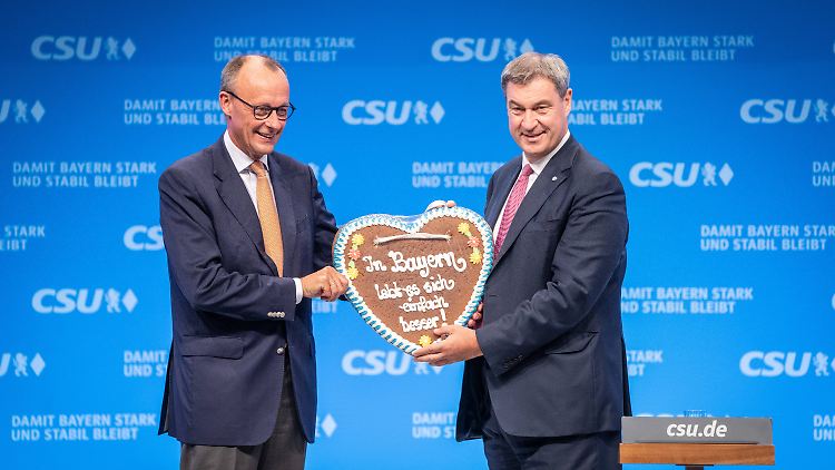 Nach seiner Rede auf dem CSU-Parteitag bekam Merz vom Gastgeber ein Wiesn-Herz überreicht.
