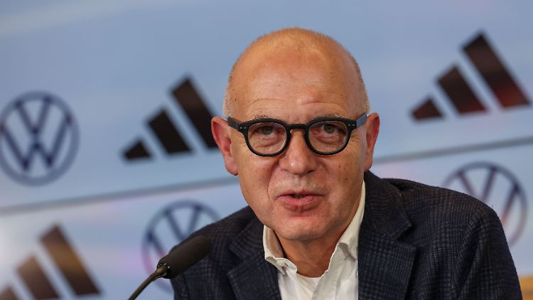 DFB-Präsident Bernd Neuendorf bei der Verkündung von Julian Nagelsmann als neuen Bundestrainer.